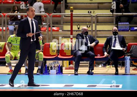 Taranto, Italien. November 2021. Technisches Team von Kioene Padova während Prisma Taranto gegen Kione Padova, Volleyball Italienische Serie A Männer Superliga Meisterschaft in Taranto, Italien, November 13 2021 Quelle: Independent Photo Agency/Alamy Live News Stockfoto