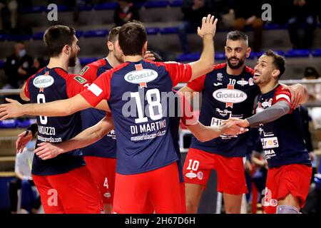 Taranto, Italien. November 2021. Gioiella Prisma Taranto Jubel während Prisma Taranto vs Kione Padova, Volleyball Italienische Serie A Männer Superliga Meisterschaft in Taranto, Italien, November 13 2021 Kredit: Unabhängige Fotoagentur/Alamy Live Nachrichten Stockfoto