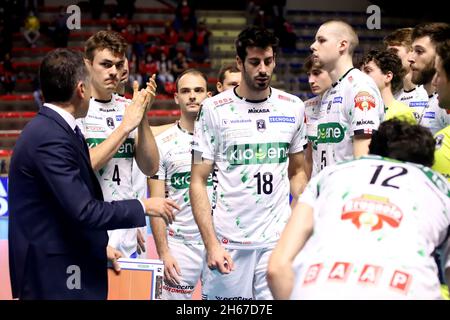 Taranto, Italien. November 2021. Kioene Padova Auszeit während Prisma Taranto gegen Kione Padova, Volleyball Italienische Serie A Männer Superliga Meisterschaft in Taranto, Italien, November 13 2021 Quelle: Independent Photo Agency/Alamy Live News Stockfoto