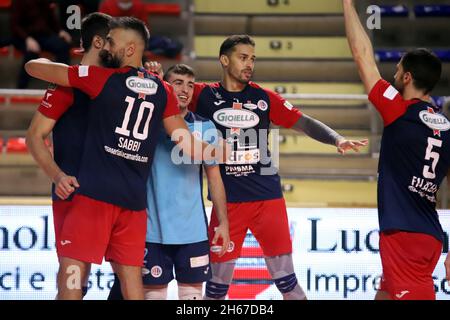 Taranto, Italien. November 2021. Gioiella Prisma Taranto Jubel während Prisma Taranto vs Kione Padova, Volleyball Italienische Serie A Männer Superliga Meisterschaft in Taranto, Italien, November 13 2021 Kredit: Unabhängige Fotoagentur/Alamy Live Nachrichten Stockfoto