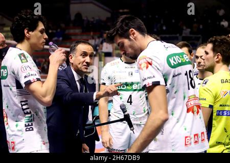 Taranto, Italien. November 2021. Kioene Padova Auszeit während Prisma Taranto gegen Kione Padova, Volleyball Italienische Serie A Männer Superliga Meisterschaft in Taranto, Italien, November 13 2021 Quelle: Independent Photo Agency/Alamy Live News Stockfoto