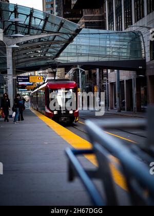 CALGARY, KANADA - 09. Oktober 2021: Ein S-Bahn-Transit, der an einem Bahnsteig in der Innenstadt von Calgary, Alberta, Kanada, Halt macht. Stockfoto