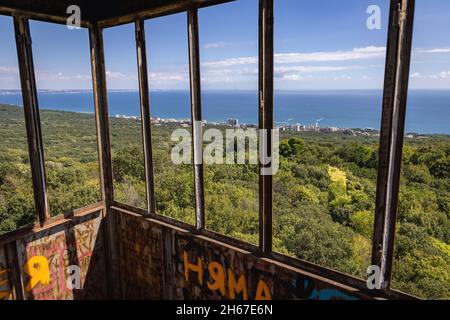 Luftaufnahme vom Feuerturm des Naturparks Golden Sands an der bulgarischen Schwarzmeerküste in Bulgarien, Golden Sands Resort im Hintergrund Stockfoto