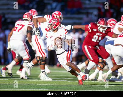 Troy, Alabama, USA. November 2021. Louisiana-Lafayette Ragin Cajuns Quarterback Levi Lewis (1) rollt während eines NCAA-Fußballspiels zwischen den Troy Trojans und den Louisiana-Lafayette Ragin Cajuns im Veterans Memorial Stadium in Troy, Alabama, aus der Tasche. Brandon Sumrall/CSM/Alamy Live News Stockfoto