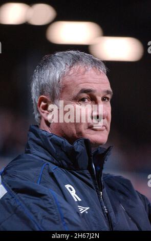 PORTSMOUTH V CHELSEA 11-02-04 CHELSEA MANAGER CLAUDIO RANIERI PIC MIKE WALKER, 2004 Stockfoto