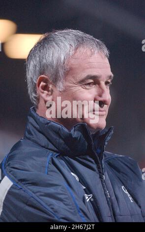 PORTSMOUTH V CHELSEA 11-02-04 CHELSEA MANAGER CLAUDIO RANIERI PIC MIKE WALKER, 2004 Stockfoto