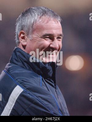 PORTSMOUTH V CHELSEA 11-02-04 CHELSEA MANAGER CLAUDIO RANIERI PIC MIKE WALKER, 2004 Stockfoto