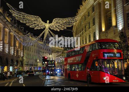 London, Großbritannien. November 2021. Engelsförmige Weihnachtsdekorationen in der Regent Street in London, England Credit: Paul Brown/Alamy Live News Stockfoto