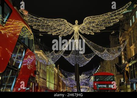 London, Großbritannien. November 2021. Engelsförmige Weihnachtsdekorationen in der Regent Street in London, England Credit: Paul Brown/Alamy Live News Stockfoto