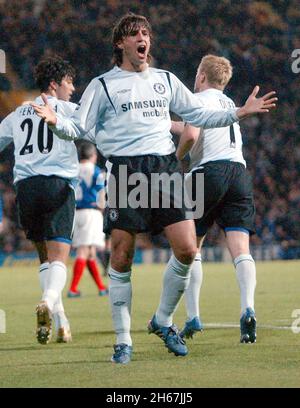 PORTSMOUTH V CHELSEA HERNAN CRESPO FEIERT CHELSEA'S ERSTES TOR PIC MIKE WALKER, 2005 Stockfoto