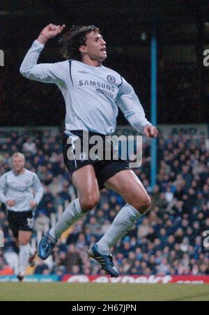 PORTSMOUTH V CHELSEA HERNAN CRESPO FEIERT CHELSEA'S ERSTES TOR PIC MIKE WALKER, 2005 Stockfoto