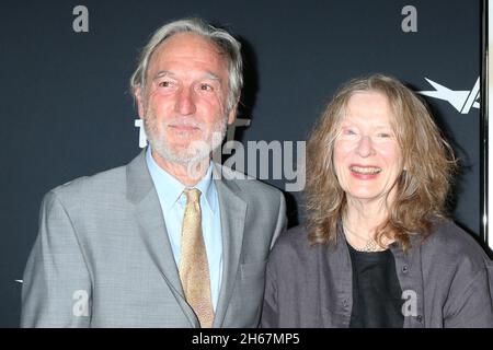 Los Angeles, USA. November 2021. Jan Munroe, Frances Conroy beim AFI Fest - The Power of the Dog LA Premiere im TCL Chinese Theatre IMAX am 11. November 2021 in Los Angeles, CA (Foto von Katrina Jordan/Sipa USA) Quelle: SIPA USA/Alamy Live News Stockfoto