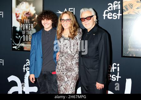 Los Angeles, USA. November 2021. Roman Keitel, Daphna Kastner, Harvey Keitel beim AFI Fest - The Power of the Dog LA Premiere im TCL Chinese Theatre IMAX am 11. November 2021 in Los Angeles, CA (Foto von Katrina Jordan/Sipa USA) Credit: SIPA USA/Alamy Live News Stockfoto