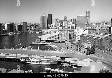 Das historische sydney in den sechziger Jahren zeigt den Circular Quay von der Sydney Harbour Bridge und der Rocks Area Stockfoto