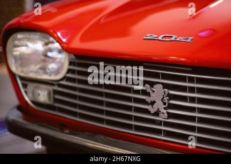 Izmir, Türkei - 21. Juni 2021: Nahaufnahme eines roten Auto-Emblems des Peugeot 204, das in Frankreich zwischen 1965 und 1976 Jahren produziert wurde. Editorial Shot in I Stockfoto