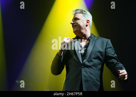 Madrid, Spanien. November 2021. Der Sänger José Maria Sanz Beltran, bekannt als Loquillo, tritt während eines Musikkonzerts im Wizink Center in Madrid auf der Bühne auf. Nach 3 Jahren ohne Auftritt in Madrid kehrt Loquillo auf die Bühne zurück, um die Songs seines neuen Albums 'El Ultimo clasico' live zu präsentieren. Kredit: SOPA Images Limited/Alamy Live Nachrichten Stockfoto