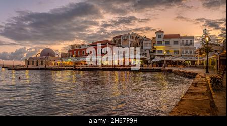 Der alte venezianische Hafen in Chania beim ersten Morgenlicht mit Reflexen im Meer, Kreta, Griechenland, 13. Oktober 2021 Stockfoto