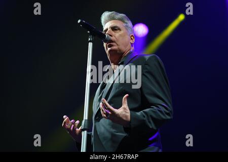 Madrid, Spanien. November 2021. Der Sänger José Maria Sanz Beltran, bekannt als Loquillo, tritt während eines Musikkonzerts im Wizink Center in Madrid auf der Bühne auf. Nach 3 Jahren ohne Auftritt in Madrid kehrt Loquillo auf die Bühne zurück, um die Songs seines neuen Albums 'El Ultimo clasico' live zu präsentieren. (Foto: Atilano Garcia/SOPA Images/Sipa USA) Quelle: SIPA USA/Alamy Live News Stockfoto