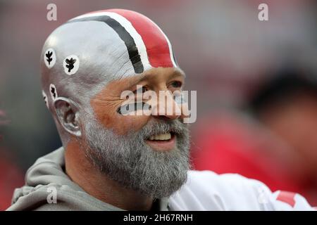 Columbus, Usa. November 2021. Ein Ohio State Buckeyes-Fan schaut am Samstag, den 13. November 2021, während des Buckeyes-Spiels gegen die Purdue Boilermakers in Columbus, Ohio, auf das Feld. Foto von Aaron Josefczyk/UPI Credit: UPI/Alamy Live News Stockfoto