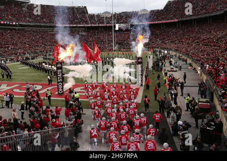 Columbus, Usa. November 2021. Die Ohio State Buckeyes nehmen am Samstag, den 13. November 2021, das Feld für ihr Spiel gegen die Purdue Boilermakers in Columbus, Ohio, ein. Foto von Aaron Josefczyk/UPI Credit: UPI/Alamy Live News Stockfoto