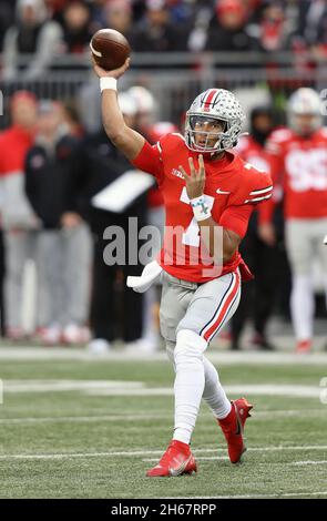 Columbus, Usa. November 2021. Ohio State Buckeyes C.J. Stroud (7) wirft am Samstag, den 13. November 2021, in der ersten Hälfte in Columbus, Ohio, einen Pass gegen Purdue Boilermakers. Foto von Aaron Josefczyk/UPI Credit: UPI/Alamy Live News Stockfoto