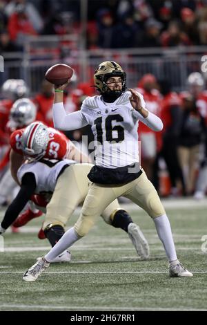 Columbus, Usa. November 2021. Purdue Boilermakers Quarterback Aiden O'Connell (16) wirft am Samstag, den 13. November 2021, in der ersten Hälfte in Columbus, Ohio, einen Pass gegen die Ohio State Buckeyes. Foto von Aaron Josefczyk/UPI Credit: UPI/Alamy Live News Stockfoto