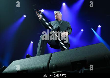 Madrid, Spanien. November 2021. Der Sänger José Maria Sanz Beltran, bekannt als Loquillo, tritt während eines Musikkonzerts im Wizink Center in Madrid auf der Bühne auf. Nach 3 Jahren ohne Auftritt in Madrid kehrt Loquillo auf die Bühne zurück, um die Songs seines neuen Albums 'El Ultimo clasico' live zu präsentieren. (Foto: Atilano Garcia/SOPA Images/Sipa USA) Quelle: SIPA USA/Alamy Live News Stockfoto