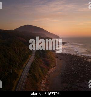 Küste von Oregon und Highway 101 mit Humbug Mountain bei Sonnenuntergang Stockfoto