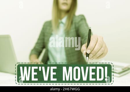 Schild mit We Ve Umzug. Business Showcase von einem Wohnsitz oder Standort zu einem anderen zu gehen Umzug Geben New Hires Company Einführung Stockfoto