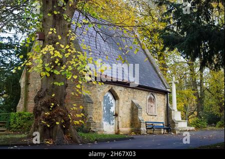 Herbstansicht der alten Kapelle auf dem viktorianischen Friedhof von Boston Stockfoto