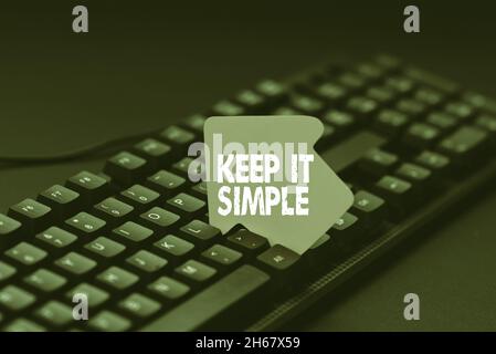 Handschriftschild Keep IT Simple. Überblick über das Unternehmen Fragen Sie etwas, das leicht verständlich ist, und gehen Sie nicht zu sehr ins Detail, um schriftliche Notizen in digitale Daten zu konvertieren Stockfoto