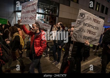 Barcelona, Spanien. November 2021. Demonstranten hielten Plakate gegen die obligatorische Impfung während der Demonstration.im Zentrum von Barcelona haben Menschen gegen die obligatorische Impfung und den Covid-19-Pass demonstriert. Kredit: SOPA Images Limited/Alamy Live Nachrichten Stockfoto