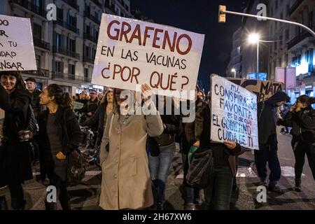 Barcelona, Spanien. November 2021. Demonstranten hielten Plakate gegen die obligatorische Impfung während der Demonstration.im Zentrum von Barcelona haben Menschen gegen die obligatorische Impfung und den Covid-19-Pass demonstriert. Kredit: SOPA Images Limited/Alamy Live Nachrichten Stockfoto