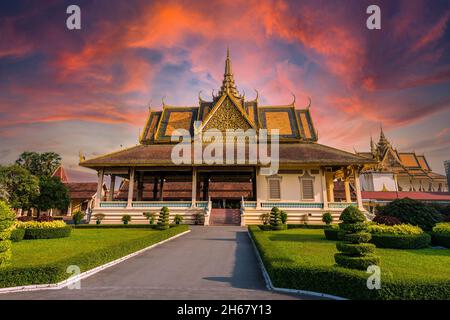 Phnom Penh, Kambodscha - 12. Februar 2018. Sonnenuntergang im Königspalast, in Phnom Penh, Kambodscha. Es ist ein Komplex von Gebäuden, die als die königliche resi dient Stockfoto