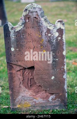 Alter Grabstein auf dem Friedhof der Old Stone Church im Upper Saddle River, NJ Stockfoto
