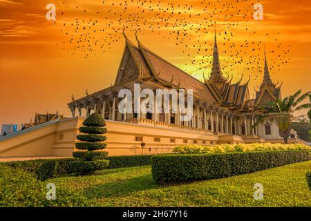 Phnom Penh, Kambodscha - 12. Februar 2018. Sonnenuntergang im Königspalast, in Phnom Penh, Kambodscha. Es ist ein Komplex von Gebäuden, die als die königliche resi dient Stockfoto