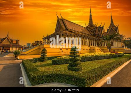 Phnom Penh, Kambodscha - 12. Februar 2018. Sonnenuntergang im Königspalast, in Phnom Penh, Kambodscha. Es ist ein Komplex von Gebäuden, die als die königliche resi dient Stockfoto