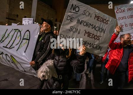 Barcelona, Spanien. November 2021. Demonstranten hielten Plakate gegen die obligatorische Impfung während der Demonstration.im Zentrum von Barcelona haben Menschen gegen die obligatorische Impfung und den Covid-19-Pass demonstriert. (Foto von Paco Freire/SOPA Images/Sipa USA) Quelle: SIPA USA/Alamy Live News Stockfoto