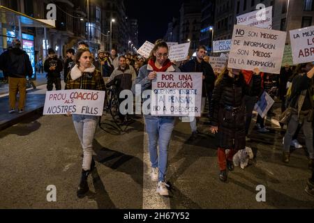 Barcelona, Spanien. November 2021. Demonstranten hielten Plakate gegen die obligatorische Impfung während der Demonstration.im Zentrum von Barcelona haben Menschen gegen die obligatorische Impfung und den Covid-19-Pass demonstriert. (Foto von Paco Freire/SOPA Images/Sipa USA) Quelle: SIPA USA/Alamy Live News Stockfoto