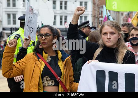 London, Großbritannien. November 2021. Die Klimaaktivisten der Extinction Rebellion erheben während eines marsches zum Aufstieg und zur Rebellion, der zum Ende des Klimagipfels der COP26 organisiert wurde und dessen Scheitern voraussagte, geballte Fäuste. Aktivisten wollten eine Botschaft an die britische Regierung senden, dass die Proteste fortgesetzt werden, um dringende Maßnahmen zur Bekämpfung der Klima- und ökologischen Notlage zu gewährleisten. Kredit: Mark Kerrison/Alamy Live Nachrichten Stockfoto