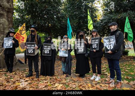 London, Großbritannien. November 2021. Die Klimaaktivisten des Extinction Rebellion versammeln sich in den Inn Fields von Lincoln für einen Rise and Rebel march, der zum Ende des Klimagipfels der COP26 organisiert wurde und dessen Scheitern voraussagte. Aktivisten wollten eine Botschaft an die britische Regierung senden, dass die Proteste fortgesetzt werden, um dringende Maßnahmen zur Bekämpfung der Klima- und ökologischen Notlage zu gewährleisten. Kredit: Mark Kerrison/Alamy Live Nachrichten Stockfoto