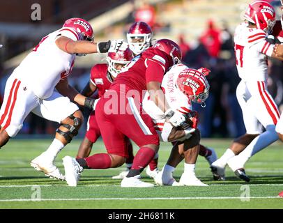 Troy, Alabama, USA. November 2021. Die Abwehrkräfte von Troy Trojan Elgin Griffin (90) bringen Louisiana-Lafayette Ragin Cajuns in den Hintergrund, die während eines NCAA-Fußballspiels zwischen den Troy Trojans und den Louisiana-Lafayette Ragin Cajuns im Veterans Memorial Stadium in Troy, Alabama, Montrell Johnson (4) zurücklaufen. Louisiana-Lafayette besiegte Troy 35-21. Brandon Sumrall/CSM/Alamy Live News Stockfoto