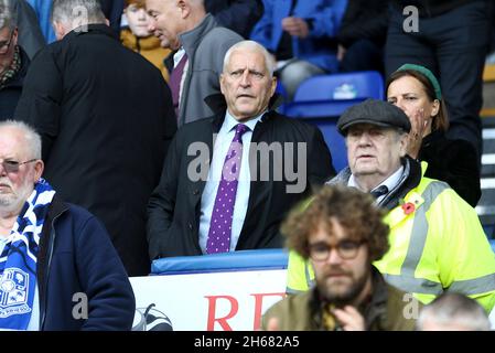 Birkenhead, Großbritannien. November 2021. Mark Palios, Chairman von Tranmere Rovers, blickt von der Tribüne auf die Tribüne. EFL Skybet Football League Two Match, Tranmere Rovers gegen Sutton United am Samstag, 13. November 2021, im Prenton Park, Birkenhead, Wirral. Dieses Bild darf nur für redaktionelle Zwecke verwendet werden. Nur zur redaktionellen Verwendung, Lizenz für kommerzielle Nutzung erforderlich. Keine Verwendung bei Wetten, Spielen oder Veröffentlichungen in einem Club/einer Liga/einem Spieler.PIC von Chris Stading/Andrew Orchard Sports Photography/Alamy Live News Credit: Andrew Orchard Sports Photography/Alamy Live News Stockfoto