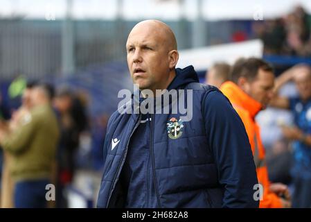 Birkenhead, Großbritannien. November 2021. Matt Grey, Manager von Sutton United, sieht gut aus. EFL Skybet Football League Two Match, Tranmere Rovers gegen Sutton United am Samstag, 13. November 2021, im Prenton Park, Birkenhead, Wirral. Dieses Bild darf nur für redaktionelle Zwecke verwendet werden. Nur zur redaktionellen Verwendung, Lizenz für kommerzielle Nutzung erforderlich. Keine Verwendung bei Wetten, Spielen oder Veröffentlichungen in einem Club/einer Liga/einem Spieler.PIC von Chris Stading/Andrew Orchard Sports Photography/Alamy Live News Credit: Andrew Orchard Sports Photography/Alamy Live News Stockfoto