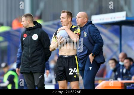 Birkenhead, Großbritannien. November 2021. Robert Milsom von Sutton United trocknet den Ball vor dem Wurf. EFL Skybet Football League Two Match, Tranmere Rovers gegen Sutton United am Samstag, 13. November 2021, im Prenton Park, Birkenhead, Wirral. Dieses Bild darf nur für redaktionelle Zwecke verwendet werden. Nur zur redaktionellen Verwendung, Lizenz für kommerzielle Nutzung erforderlich. Keine Verwendung bei Wetten, Spielen oder Veröffentlichungen in einem Club/einer Liga/einem Spieler.PIC von Chris Stading/Andrew Orchard Sports Photography/Alamy Live News Credit: Andrew Orchard Sports Photography/Alamy Live News Stockfoto