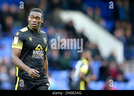 Birkenhead, Großbritannien. November 2021. Isaac Olaofe von Sutton United schaut zu. EFL Skybet Football League Two Match, Tranmere Rovers gegen Sutton United am Samstag, 13. November 2021, im Prenton Park, Birkenhead, Wirral. Dieses Bild darf nur für redaktionelle Zwecke verwendet werden. Nur zur redaktionellen Verwendung, Lizenz für kommerzielle Nutzung erforderlich. Keine Verwendung bei Wetten, Spielen oder Veröffentlichungen in einem Club/einer Liga/einem Spieler.PIC von Chris Stading/Andrew Orchard Sports Photography/Alamy Live News Credit: Andrew Orchard Sports Photography/Alamy Live News Stockfoto