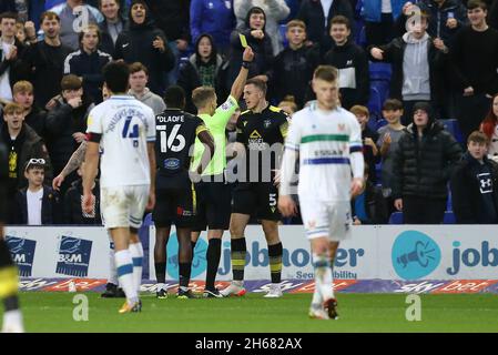 Birkenhead, Großbritannien. November 2021. Ben Goodliffe von Sutton United (5) wird zur Simulation gebucht. EFL Skybet Football League Two Match, Tranmere Rovers gegen Sutton United am Samstag, 13. November 2021, im Prenton Park, Birkenhead, Wirral. Dieses Bild darf nur für redaktionelle Zwecke verwendet werden. Nur zur redaktionellen Verwendung, Lizenz für kommerzielle Nutzung erforderlich. Keine Verwendung bei Wetten, Spielen oder Veröffentlichungen in einem Club/einer Liga/einem Spieler.PIC von Chris Stading/Andrew Orchard Sports Photography/Alamy Live News Credit: Andrew Orchard Sports Photography/Alamy Live News Stockfoto