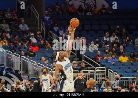 Orlando, Florida, USA, 13. November 2021, Orlando Magic Center Mo Bamba #5 gewinnt den Ball während des Eröffnungstips im Amway Center. (Foto: Marty Jean-Louis/Alamy Live News Stockfoto