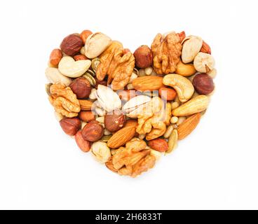 Herzförmige Nüsse und Samen isoliert auf weißem Hintergrund Nahaufnahme, flache Lage, Draufsicht Stockfoto