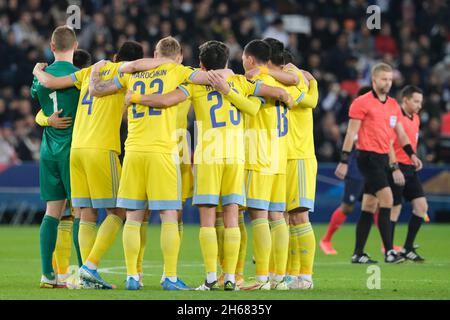 Paris, Frankreich. November 2021. Kasachische Spieler vor dem Spiel vor dem Qualifikationsspiel der FIFA-Weltmeisterschaft 2022 zwischen Frankreich und Kasachstan im Stade de France.Frankreich gewann 8:0 (Bildquelle: © Pierre Stevenin/ZUMA Press Wire) Stockfoto